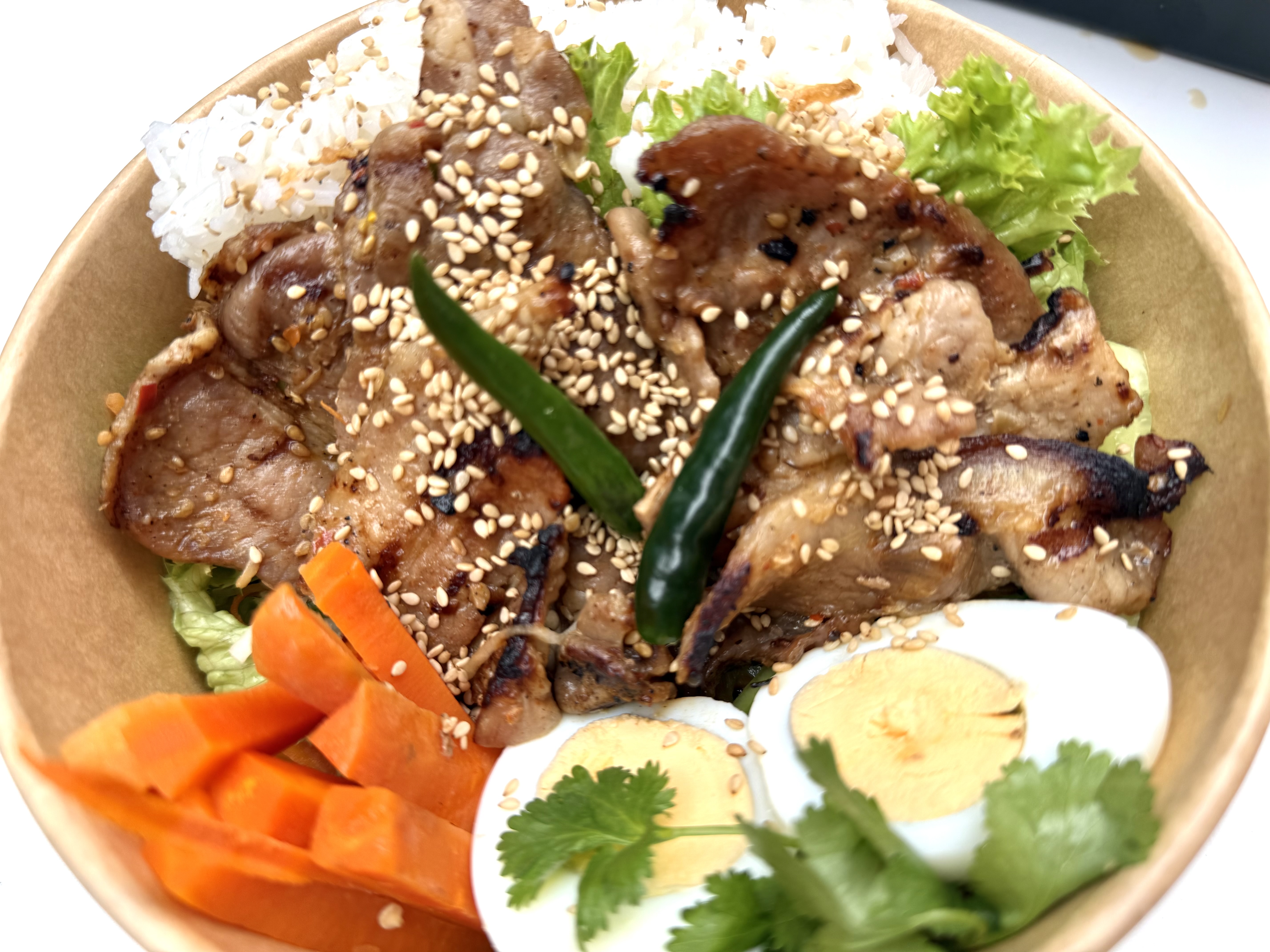 Rijst met gegrilde kip (cơm gà nướng) image