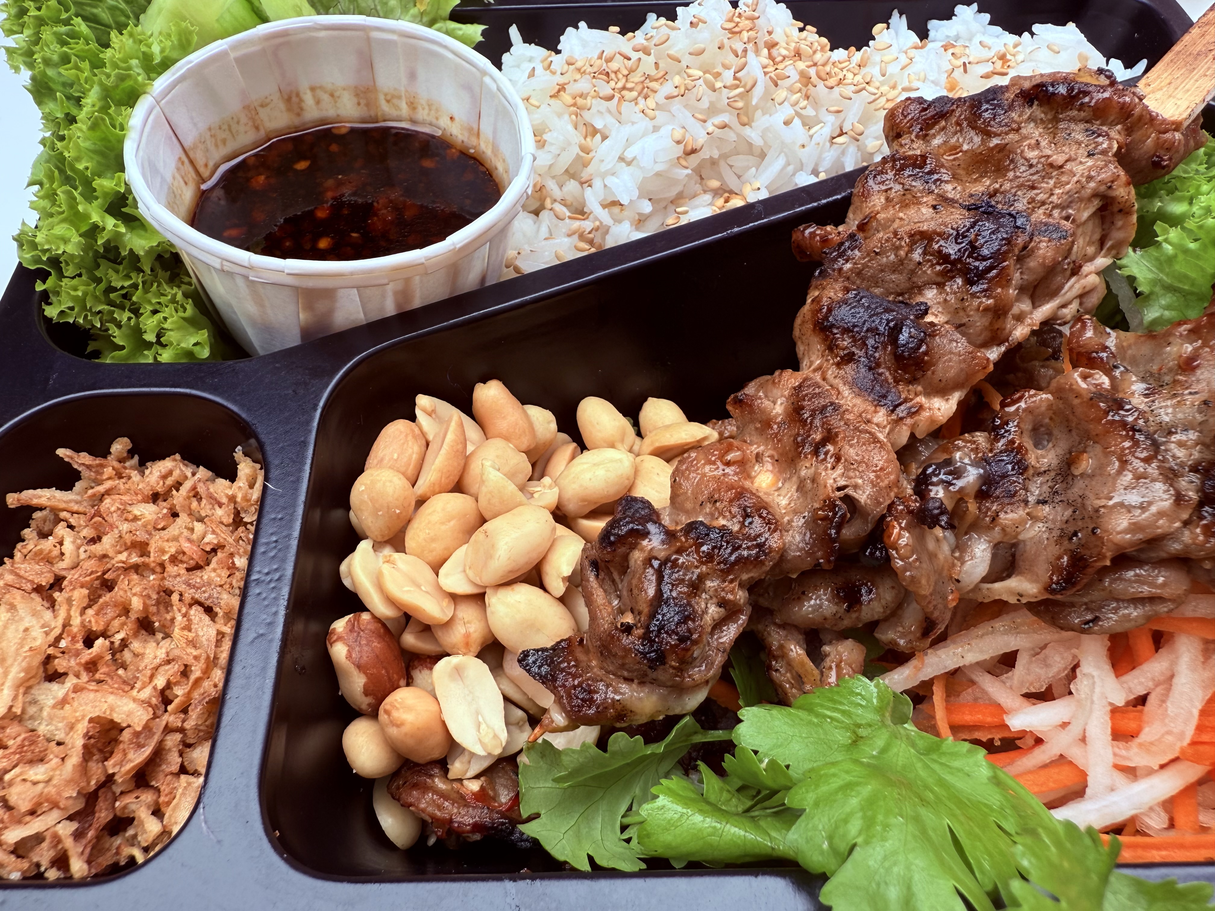 Rijst met gegrilde varkensvlees (cơm thịt nướng) image
