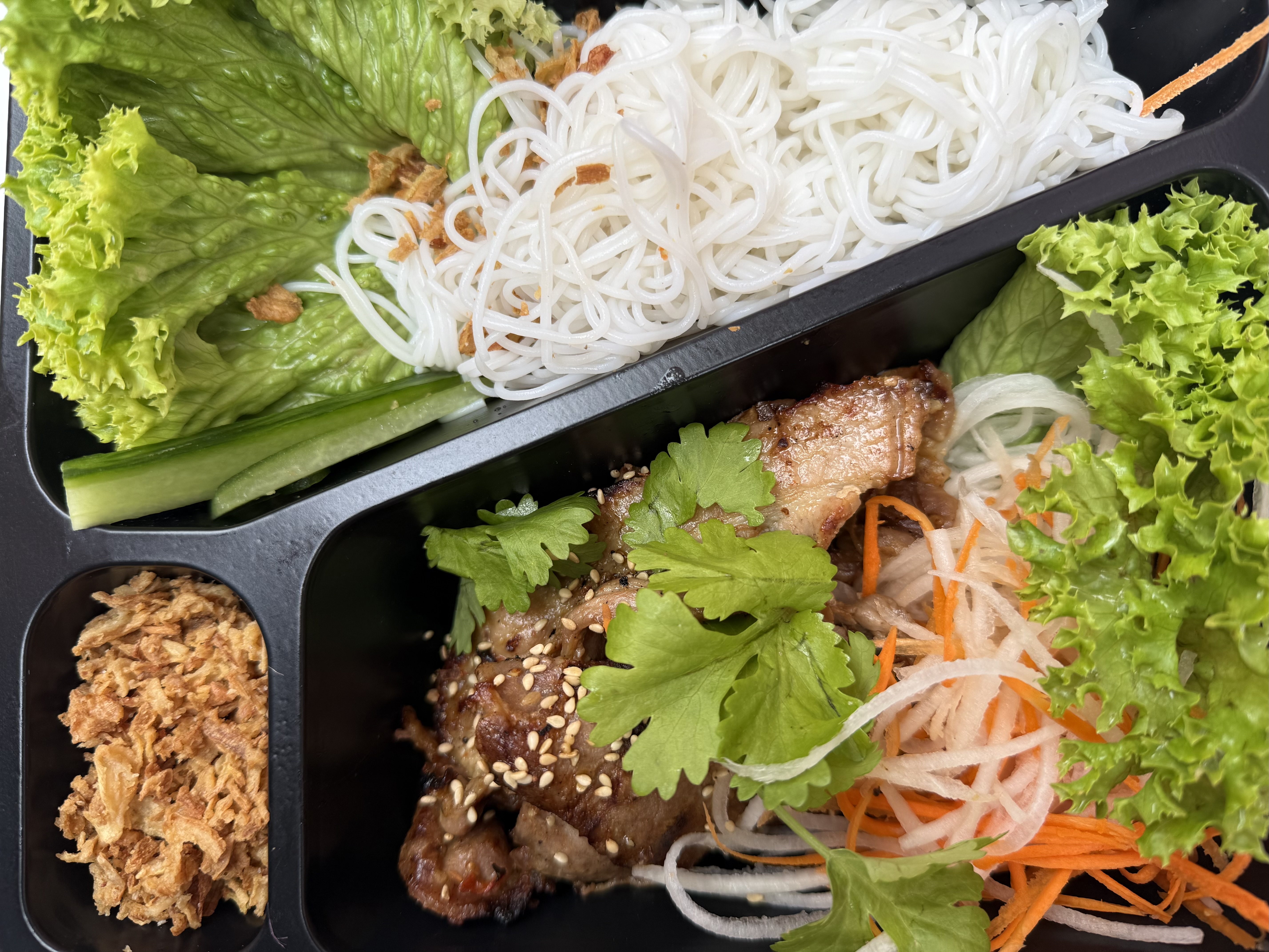 Mihoen met gegrilde varkensvlees (bún thịt nướng) image