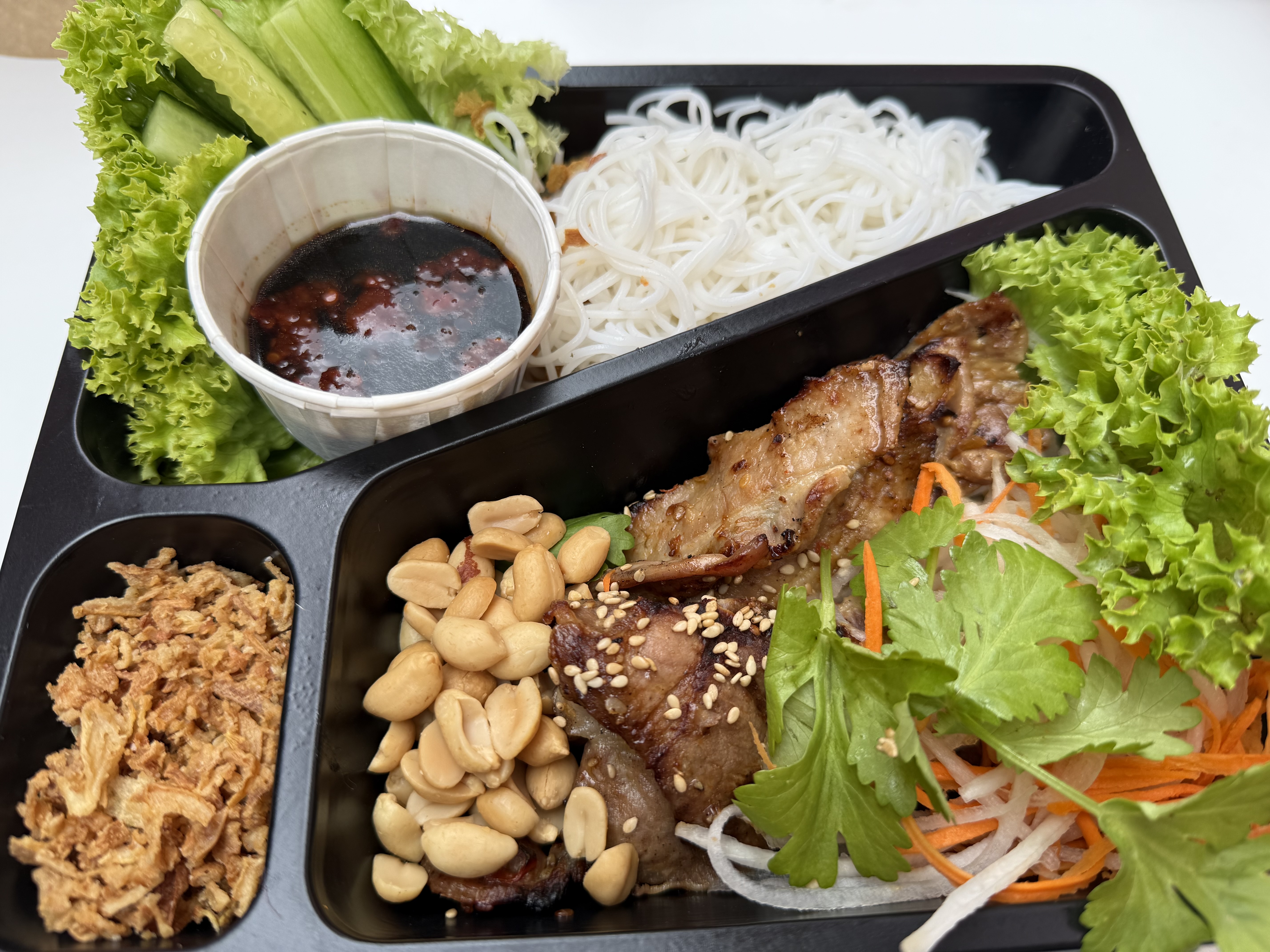 Mihoen met gegrilde kip (bún gà nướng) image